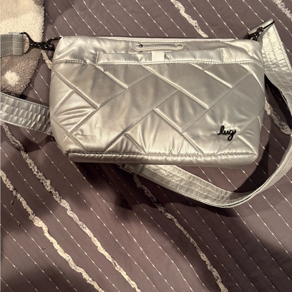 Lug crossbody Flare silver purse.